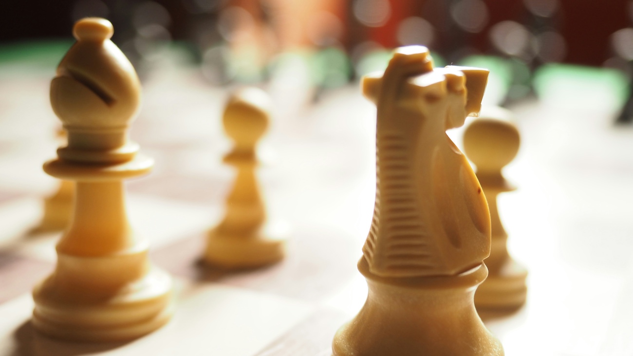 Sjakkbrikker på et sjakkbrett.